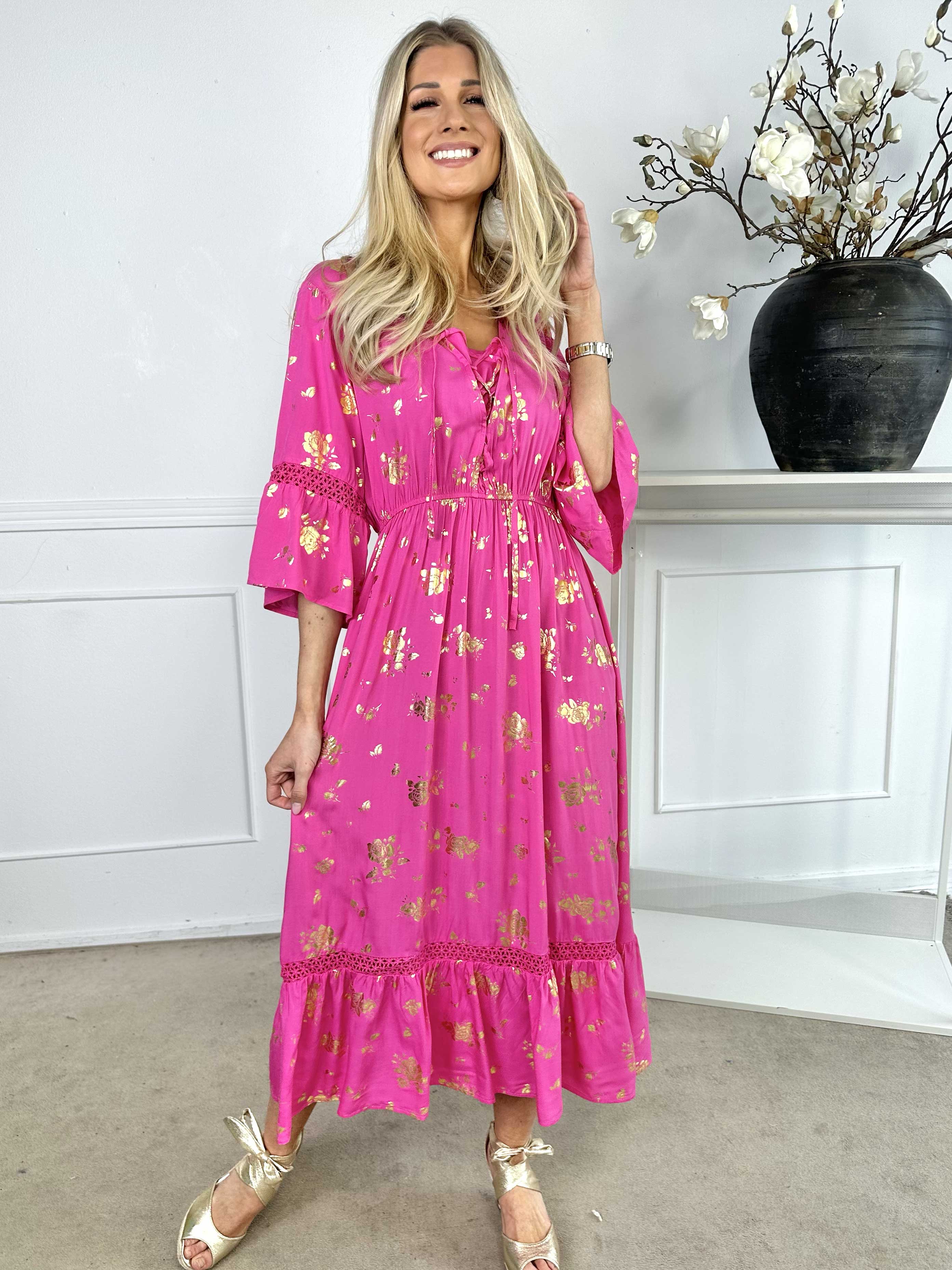 Pernilla - Klänning med guldfärgade blommor och broderier